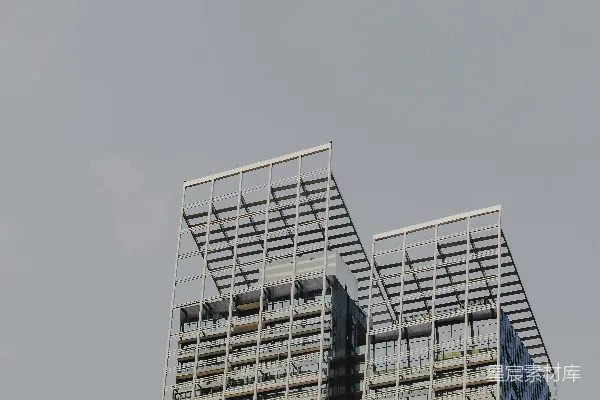 空中飞行的飞机在高大建筑物上方翱翔
