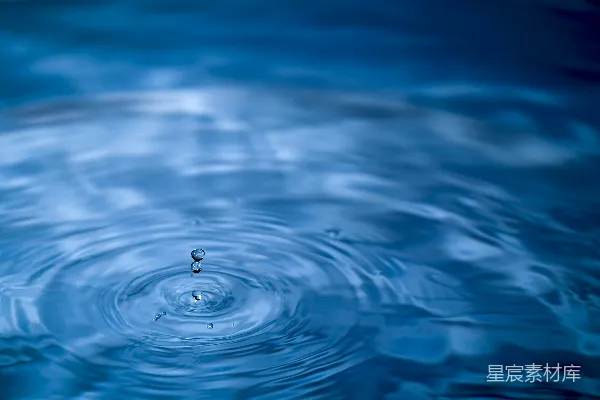高清摄影 水滴在蓝水中