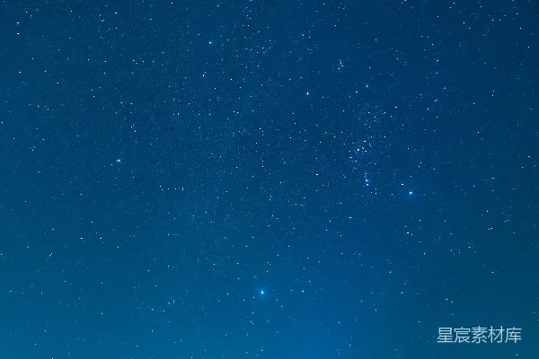 高清摄影 一个男人站在夜空下的路边。