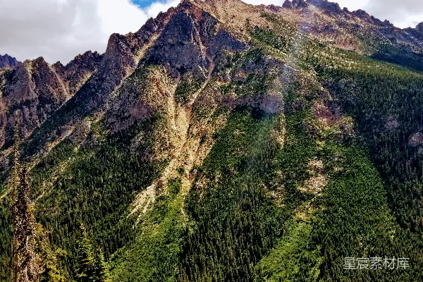 一座巨大的岩石山峦