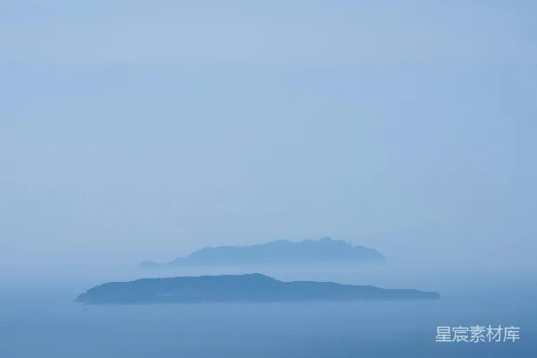 高清摄影 一个雾蒙蒙的天气里，海洋中央的一座岛屿