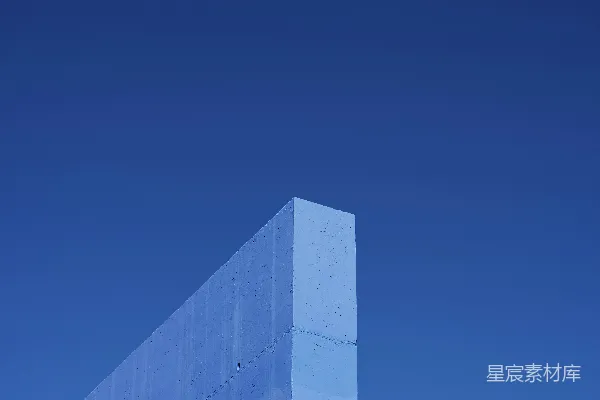 高清摄影 一座高大的白色建筑矗立在蓝天下。