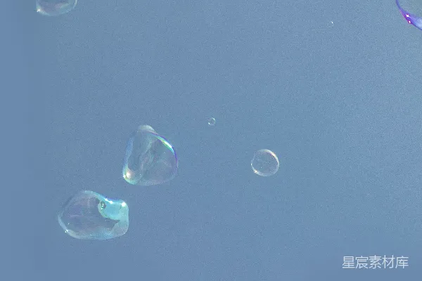 高清摄影 阳光明媚的天气里，漂浮在空中的肥皂泡
