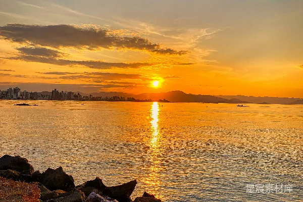 夕阳下海边岩石的轮廓