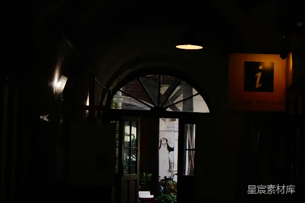 一道霓虹灯招牌指向一条黑暗走廊的方向。