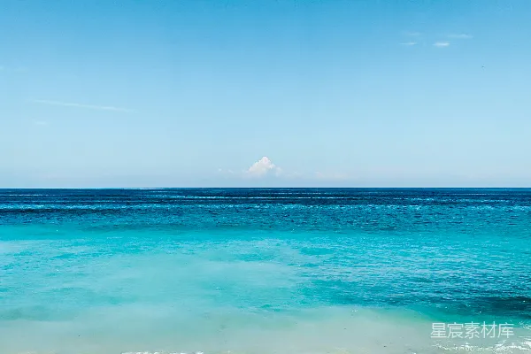 高清摄影 一个沙滩，蓝色的海水和蓝天。