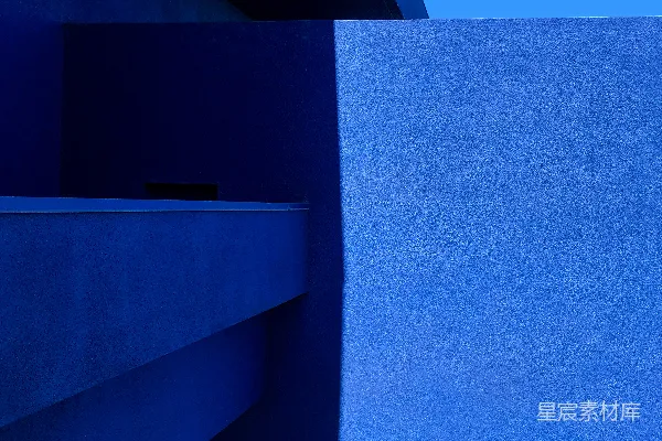 高清摄影 一座蓝色的建筑，背景是蓝天。