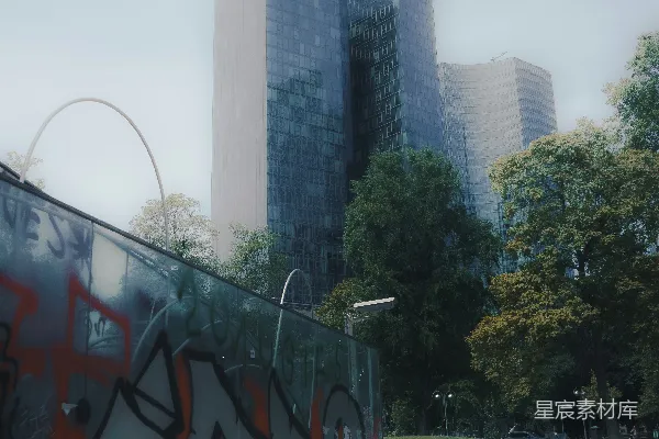 背景中有个城市的一个标志