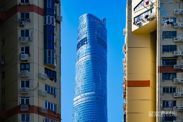 旁边有一座高大的建筑，另一座也是高大建筑物。