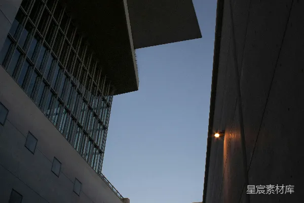 一栋建筑和一盏街灯的景象