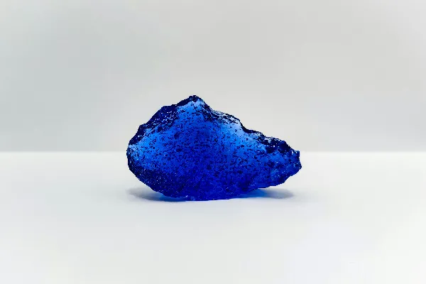 高清摄影 一块蓝色的岩石在白色表面上