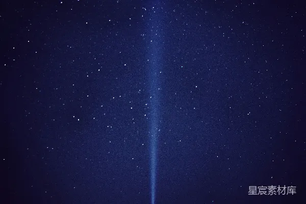 高清摄影 在星空下，手持手电筒的人的剪影