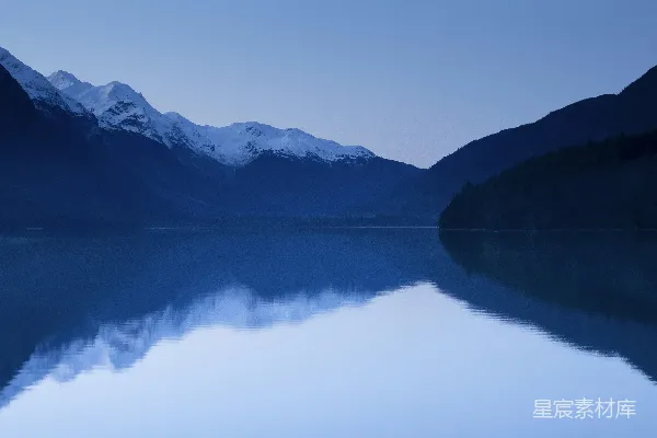 白天的平静水域