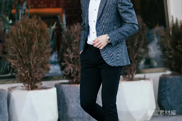 一个穿西装的男人正在外面站立。