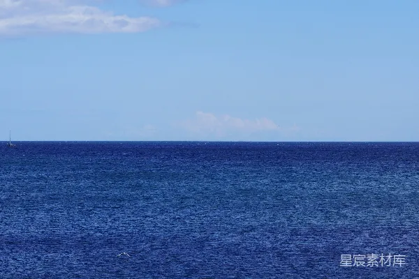 高清摄影 一艘孤零零的船漂浮在大洋中央