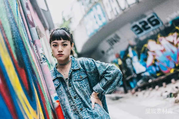 蓝jean外套的女人站在水槽附近