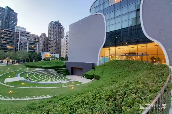 一座带有玻璃外墙的建筑