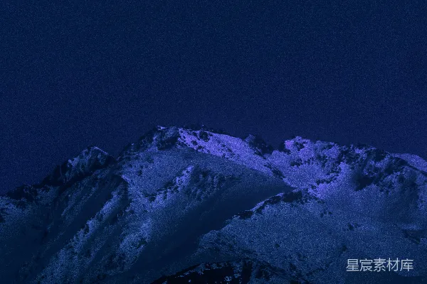 高清摄影 白天晴朗的蓝天下的积雪覆盖的山峰