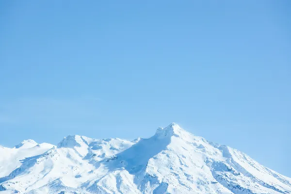 高清摄影 白天蓝天下覆盖着积雪的山峰