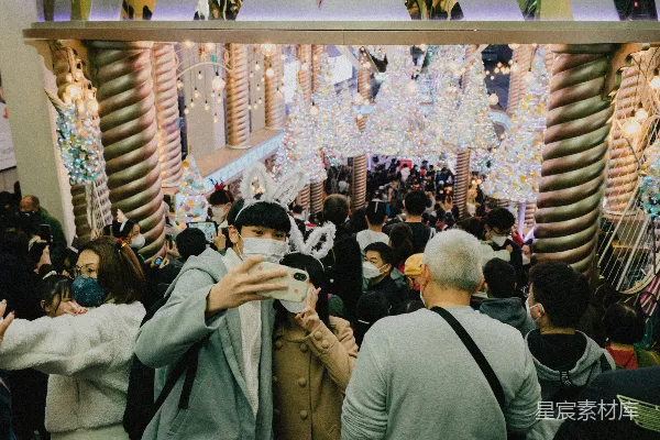 一群人围在一座建筑周围
