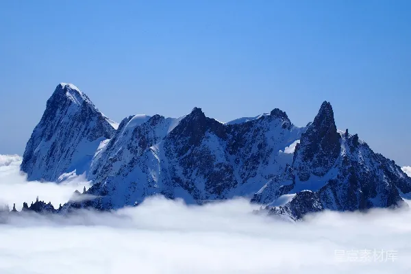高清摄影 白天蓝天下被雪覆盖的山