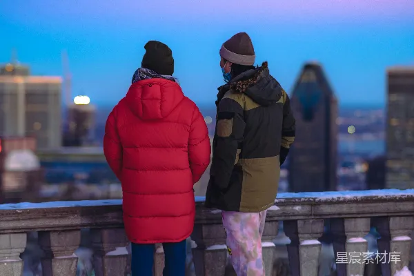 几个站在雪中的男女。