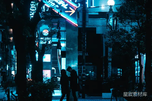 高清摄影 几个晚上在人行道上散步的人