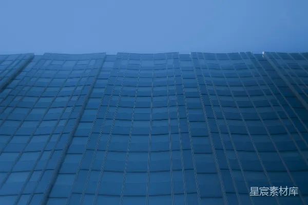 高清摄影 一座很高的建筑，上面有一座钟。