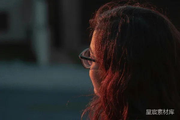 白天穿着蓝色牛仔夹克和眼镜的女性