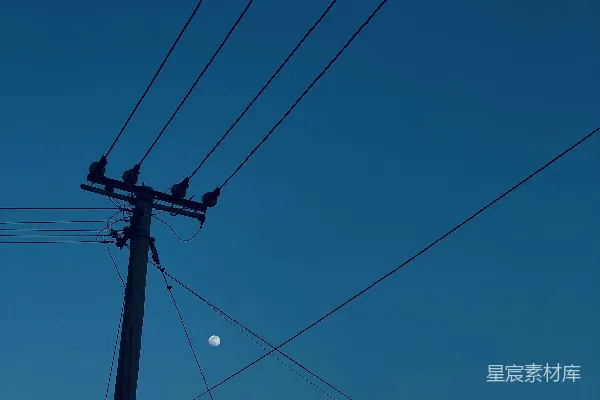 高清摄影 白天蓝天下黑色的电杆