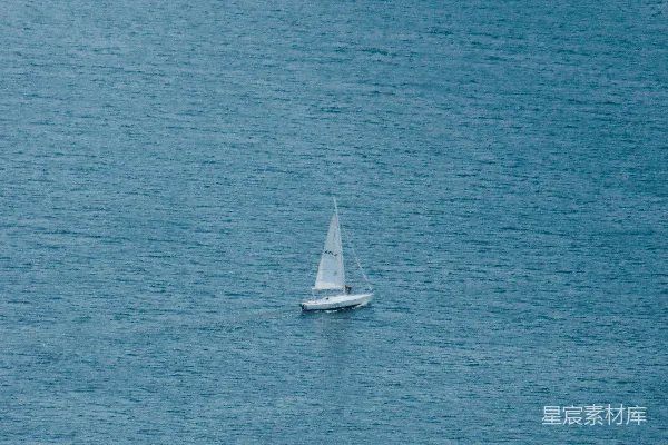 高清摄影 一艘帆船在水上