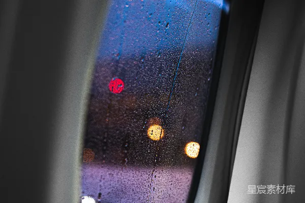 飞机窗户上雨水滴珠珠