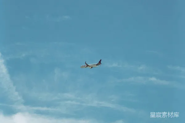 高清摄影 一架飞机在空中飞行