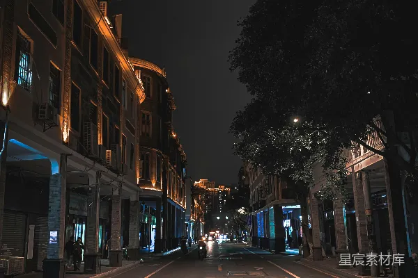 夜晚的棕色混凝土建筑