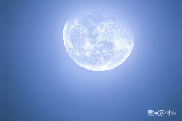 高清摄影 一架飞机在天空中飞行，月亮在背景中。