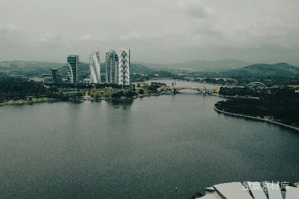 背景中有座城市的水域