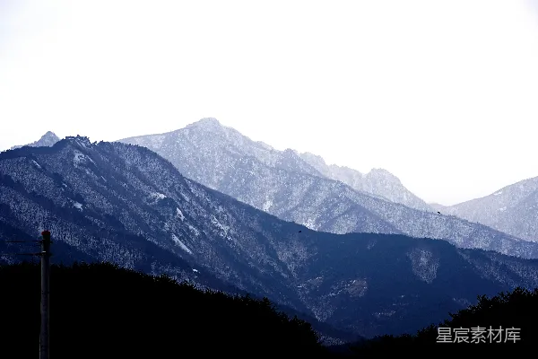 高清摄影 一座山脉的景色，山峰上覆盖着积雪。