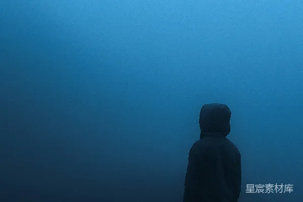 高清摄影 站在蓝色海洋中央的人