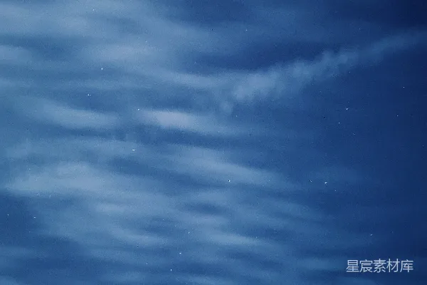 高清摄影 蓝天下夜空中的白云照片