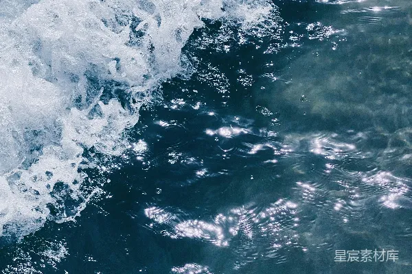 高清摄影 一个男人骑着冲浪板在海浪上行驶。