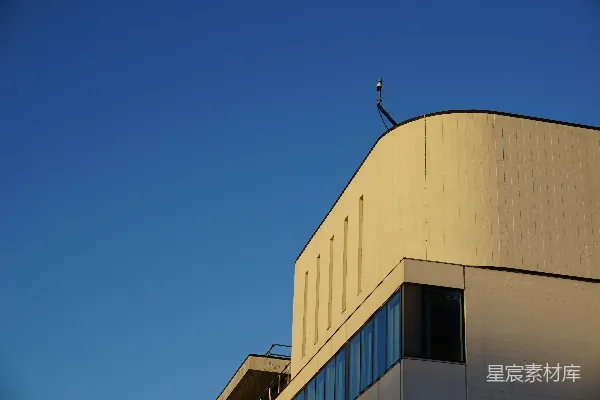 现代建筑角落映衬着湛蓝的天空