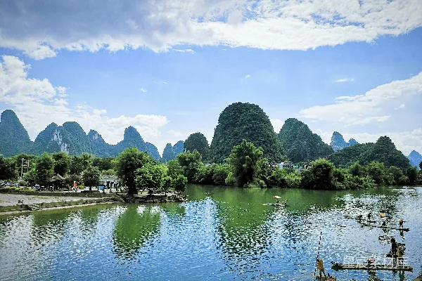 绿树环绕着湖泊，在蓝天的映衬下白天景象