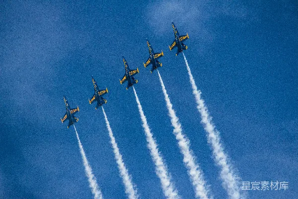 高清摄影 五架蓝色飞机在空中