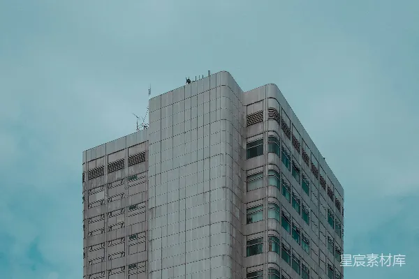 白天白混凝土建筑下的蓝天