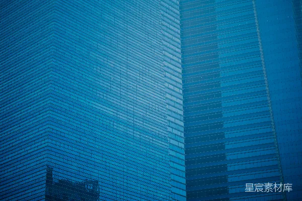 高清摄影 一座很高的建筑，上面有一个钟。