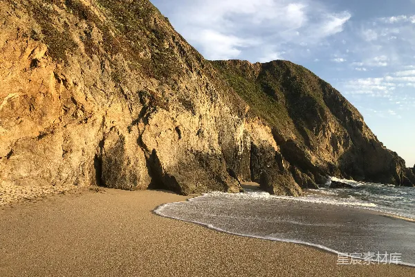 被岩石形态环绕的海洋