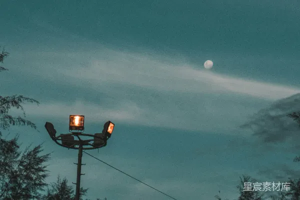 高清摄影 黑灯在夜间亮了起来