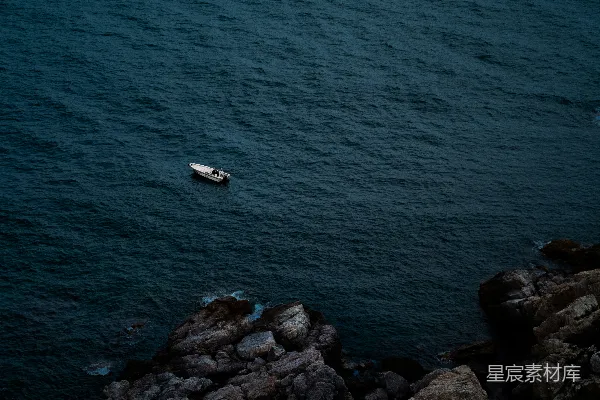 高清摄影 一艘小船漂浮在水面上。
