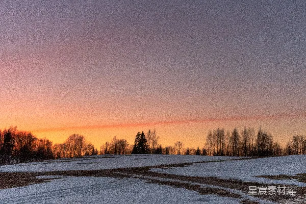 夕阳西下在一片雪地里