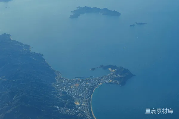 高清摄影 从空中俯瞰一片广阔的水域。